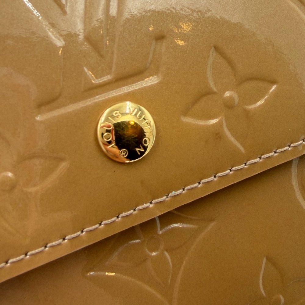 LV Elise Latte Vernis Compact Wallet Rare Color in Excellent Condition. - Picture 11 of 15